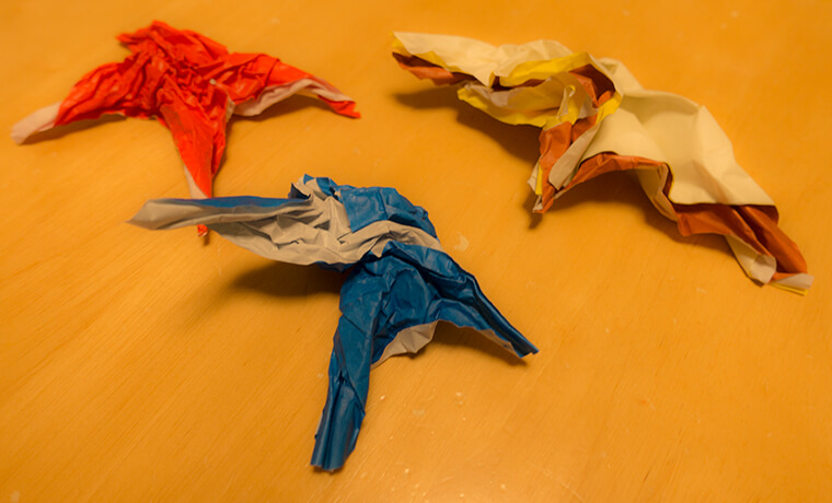 写真：折り紙で飛行機を作る