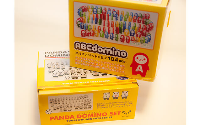 写真：「ABC domino アルファベットドミノ」と「パンダドミノセット」