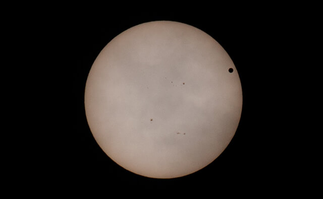 写真：2012年6月6日 金星の太陽面通過